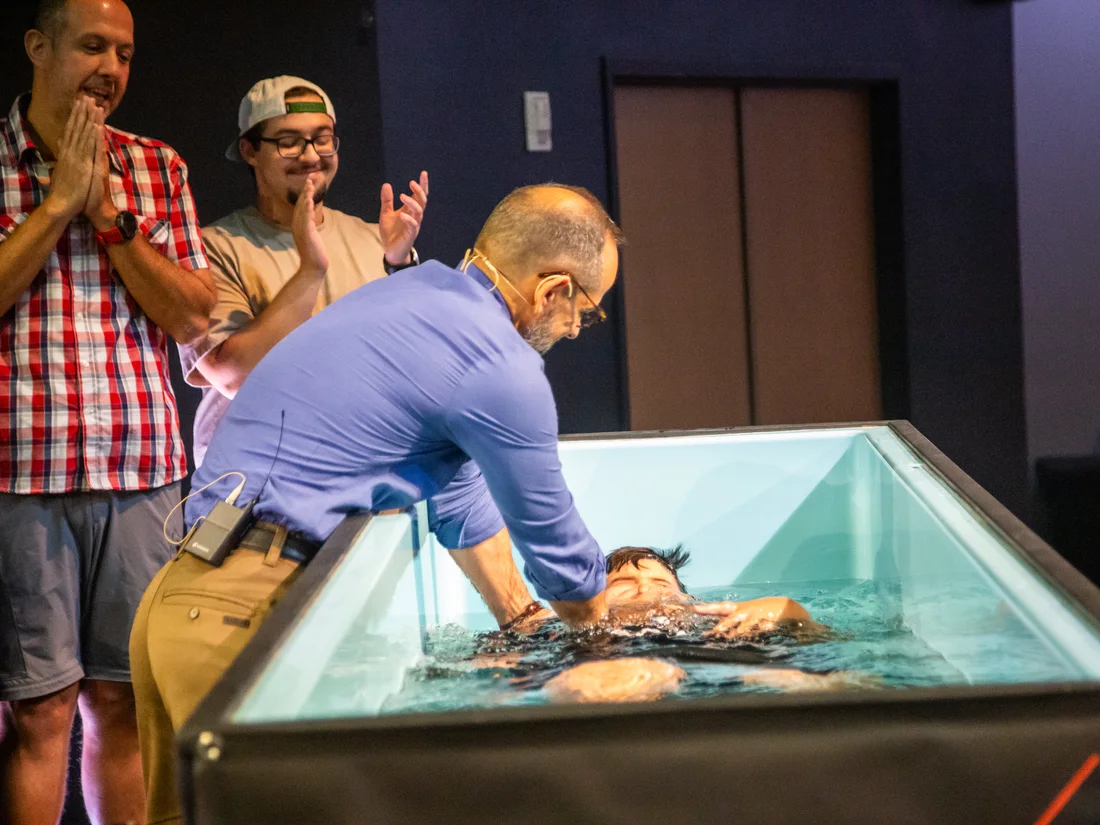 Pastor Márcio batizando por imersão no culto da Igreja Hope Sarasota