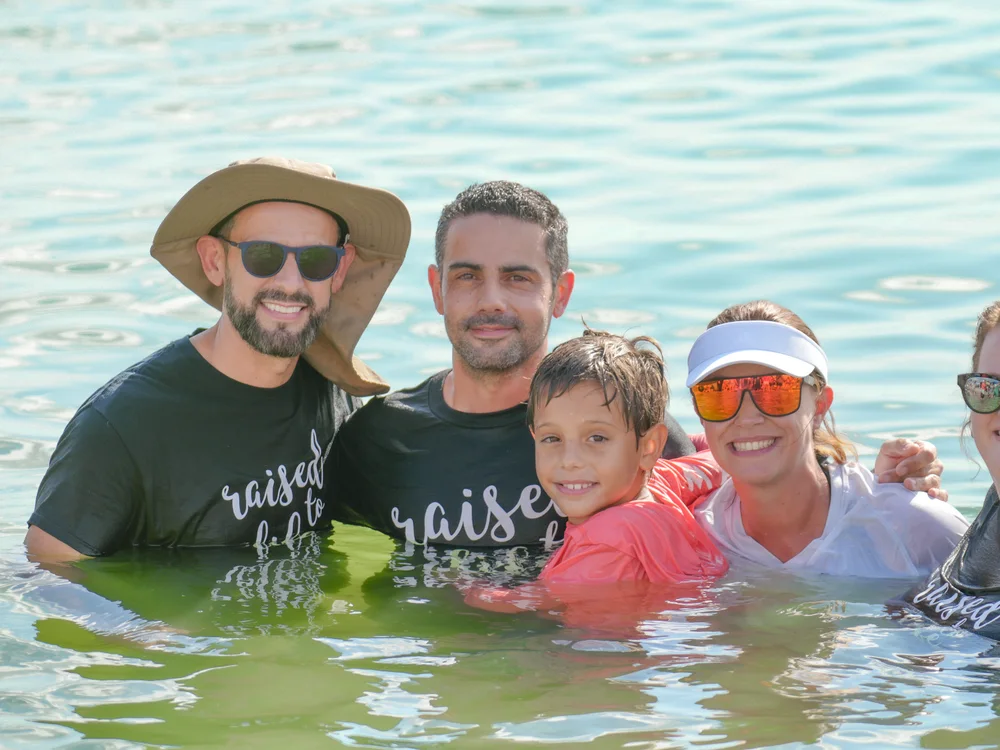 Batismo na praia — família celebrando nas águas, Igreja Hope Sarasota