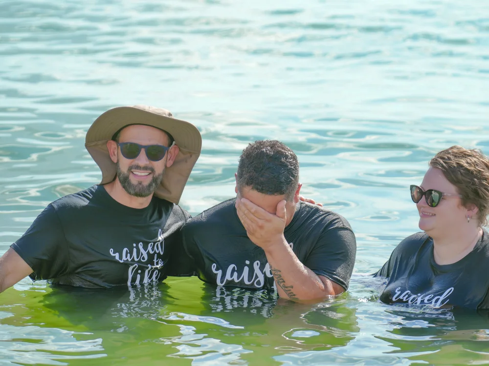 Momento emocionante de batismo na praia — Igreja Hope Sarasota
