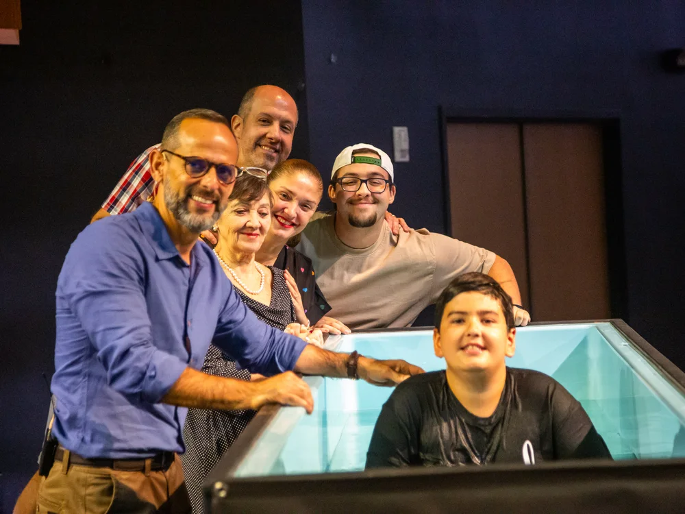 Família reunida celebrando o batismo na Igreja Hope Sarasota