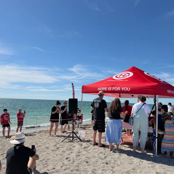 Tenda da Igreja Hope montada na areia de Turtle Beach no dia do batismo