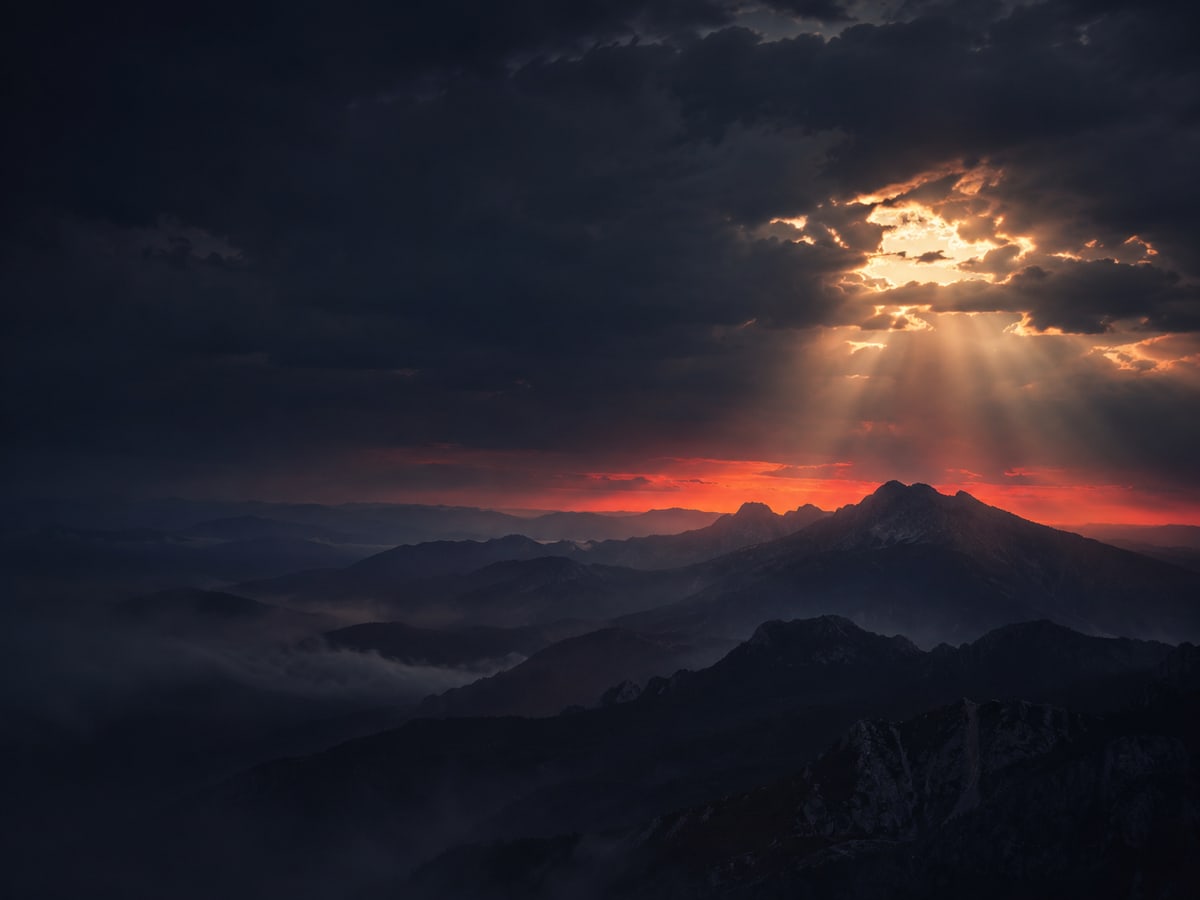 Céu dramático ao amanhecer simbolizando a majestade de Deus, criador do universo