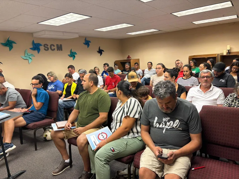 Encontro do programa H.O.P.E na Igreja Hope Sarasota — formação em português