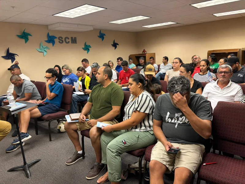 Encontro do programa H.O.P.E na Igreja Hope Sarasota — formação em português