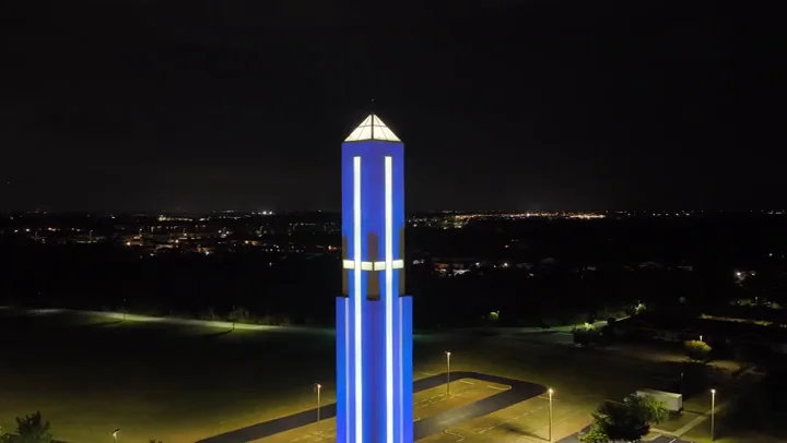 Cruz iluminada da Igreja Hope Sarasota à noite