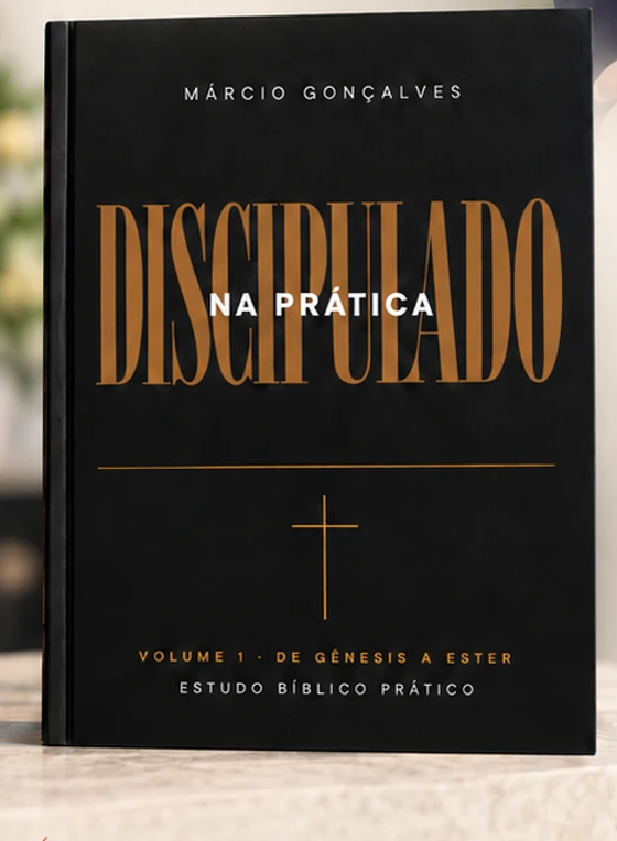 Exemplar impresso de Discipulado na Prática, de Márcio Gonçalves, sobre uma bancada