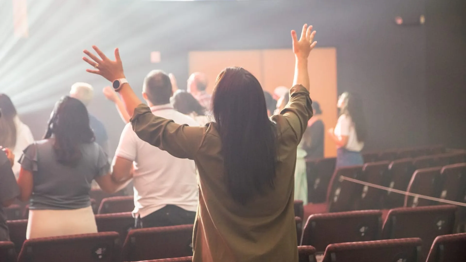 Comunidade da Igreja Hope Sarasota em adoração