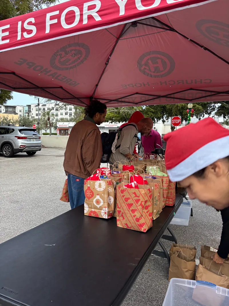 Distribuição de Alimentos — Igreja Hope Sarasota