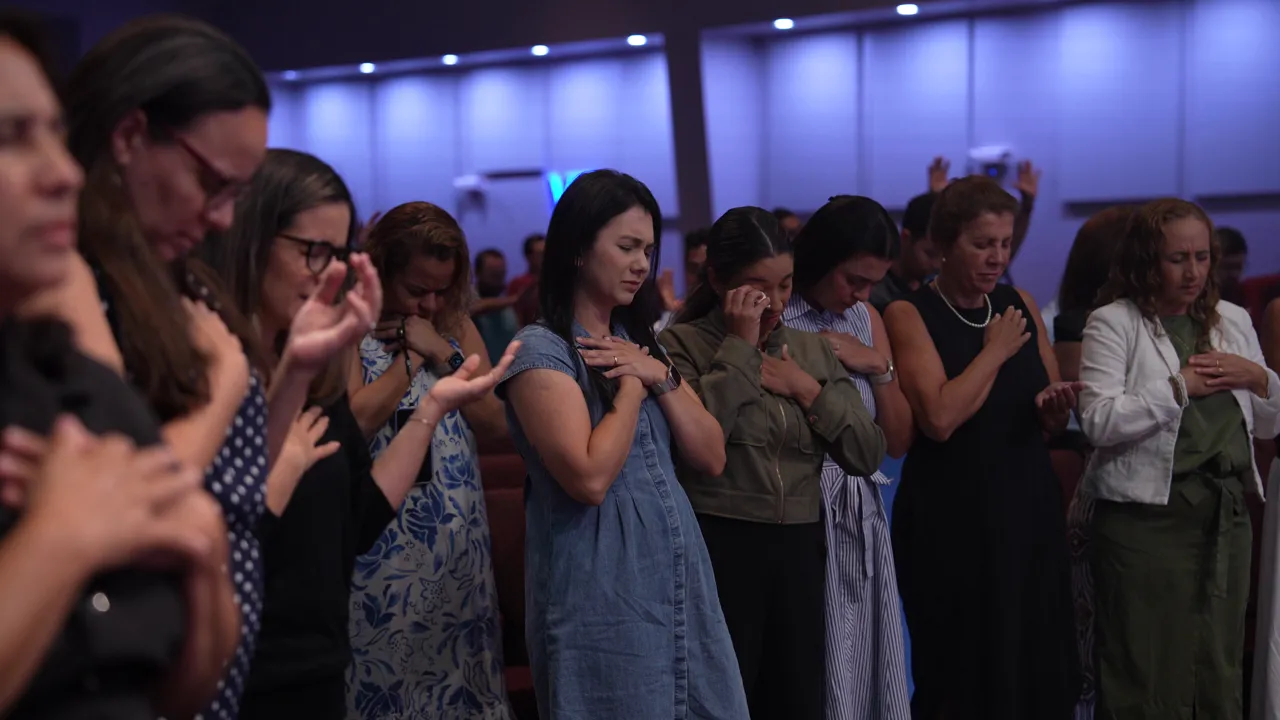 Congregação da Igreja Hope Sarasota reunida em culto de sábado